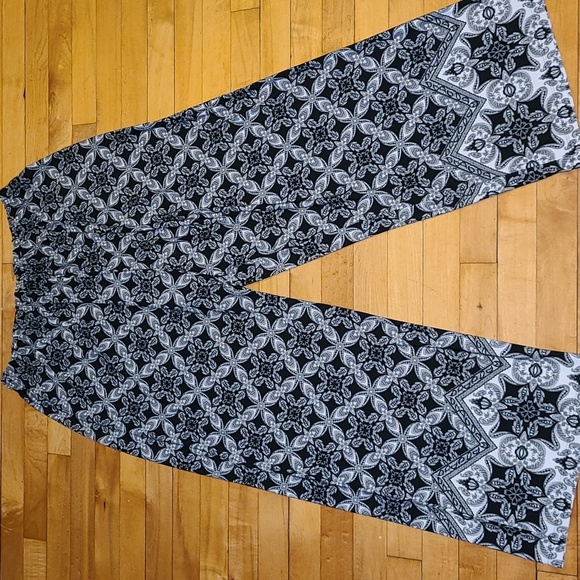 Denim 24/7 SIZE 18/20 BLACK, GRAY, AND WHITE PRINTED WIDE LEG PANTS. - Picture 4 of 8